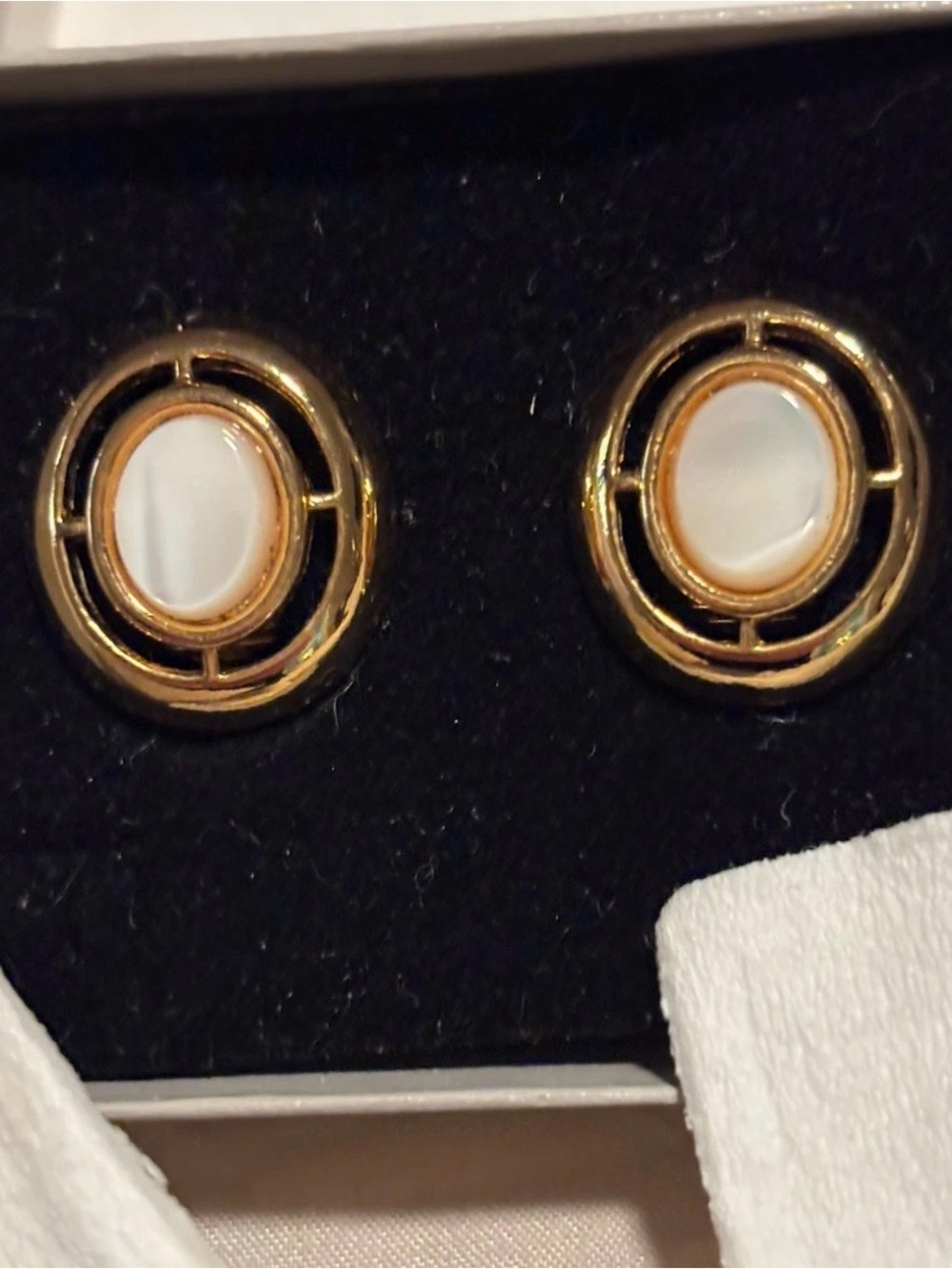 Vintage Avon Mother of Pearl Earrings Gold Tone Jewelry Ladies Classic Style New